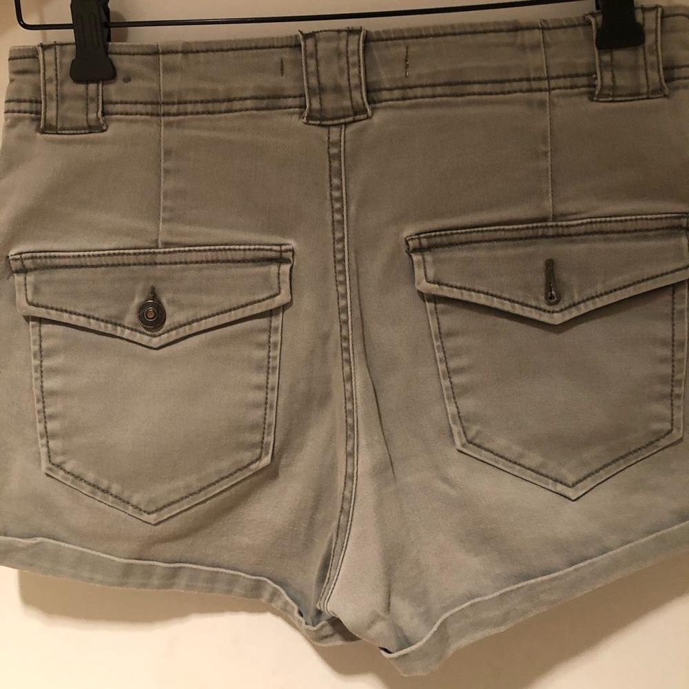 Shorts - Picture 2 of 3